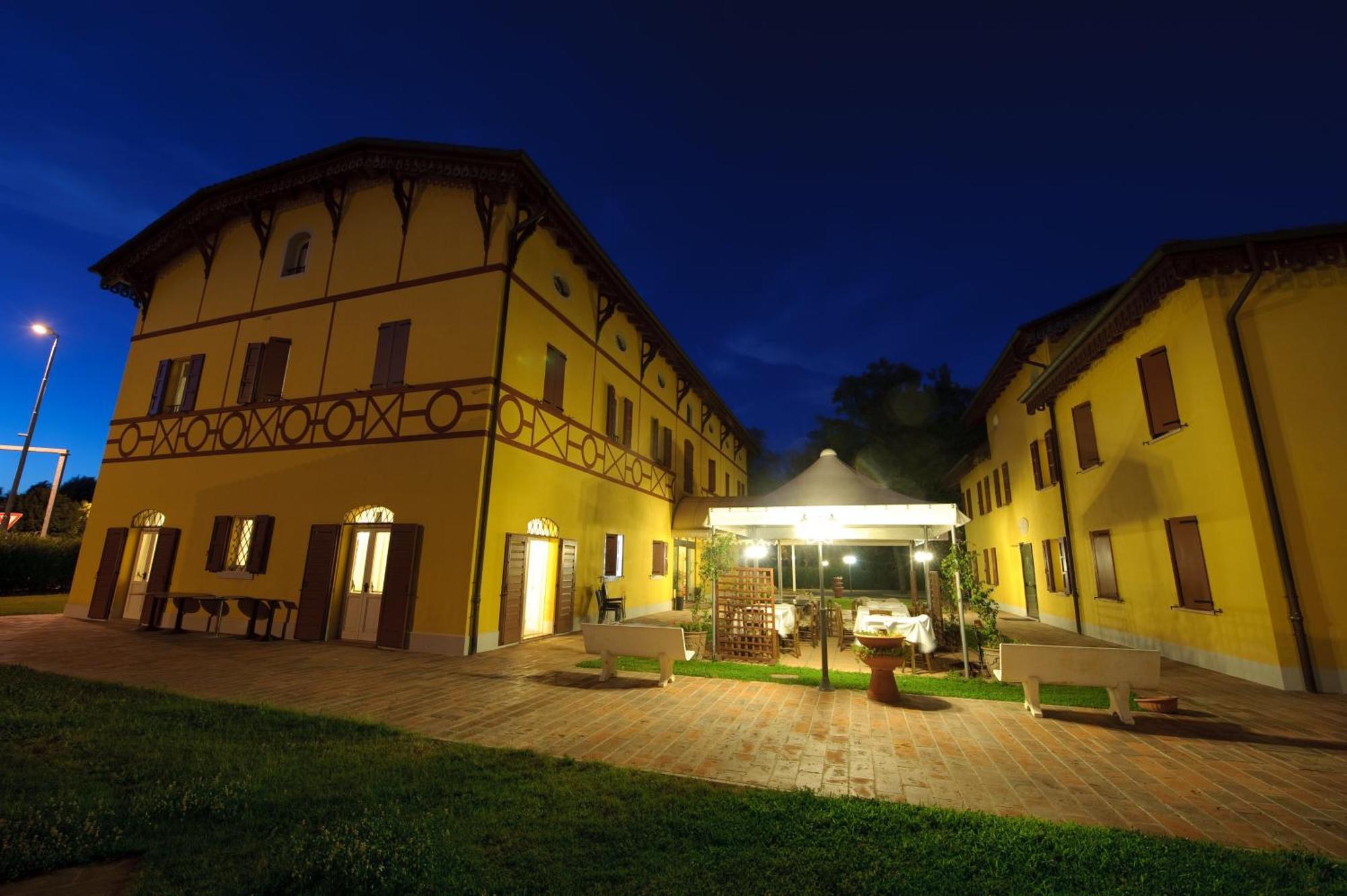 Corte Degli Estensi ฟอร์มิจิเน ภายนอก รูปภาพ