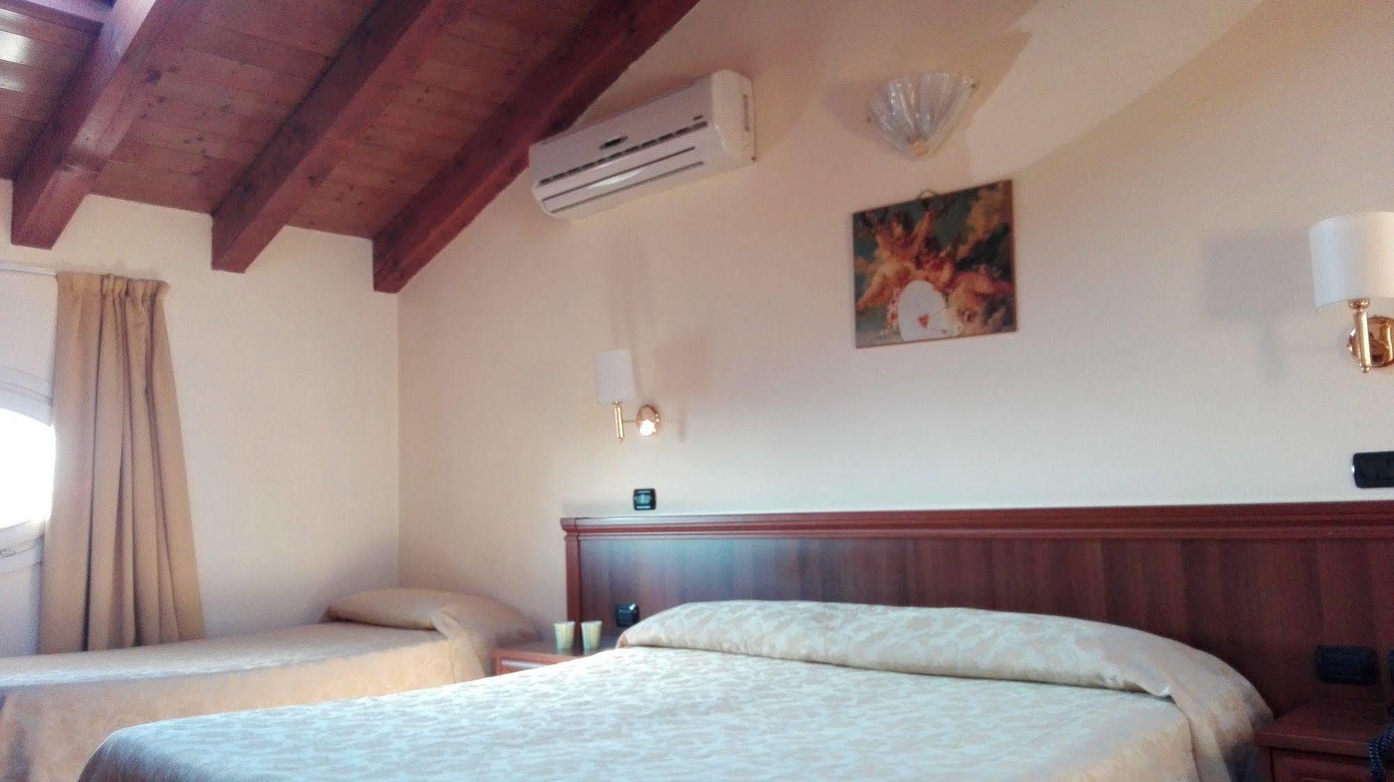 Corte Degli Estensi ฟอร์มิจิเน ภายนอก รูปภาพ